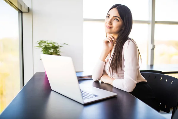 Retrato de mujer de negocios en suéter sentada en su lugar de trabajo en la oficina — Foto de Stock