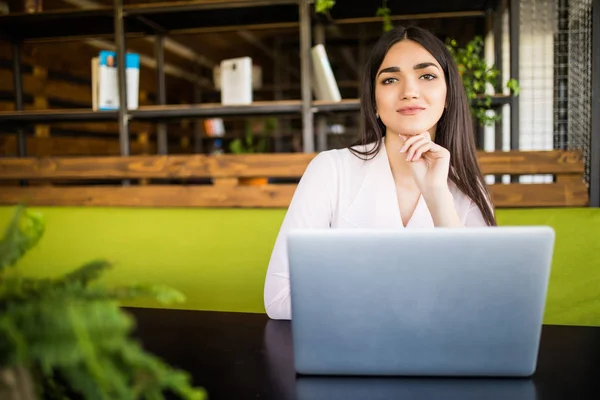 Glad ung vacker kvinna med laptop i moderna kontor — Stockfoto