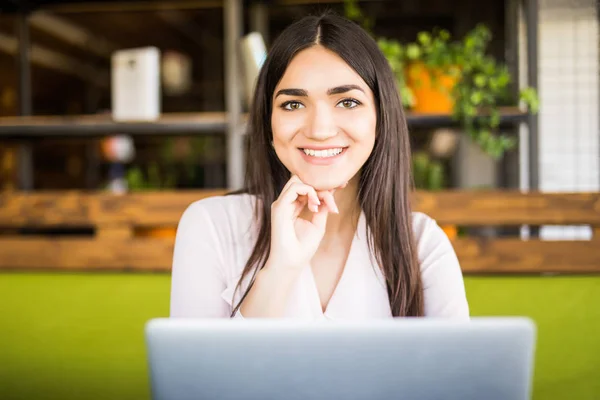 Ung vacker affärskvinna med laptop på kontoret — Stockfoto