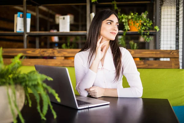 Bastante mujer de negocios utilizando la computadora en la oficina — Foto de Stock