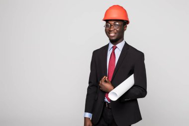 Beyaz arka plan üzerinde izole planları ile genç Afro-Amerikan mühendis