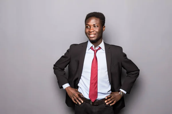 Retrato de un exitoso empresario africano confiado profesional en un traje formal inteligente aislado —  Fotos de Stock