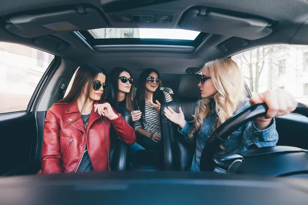 Grupo de amigos que se divierten whet conducir el coche. Cantando y riendo en el camino — Foto de Stock