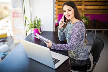 Hatta çalışma ve telefonda konuşurken ve bir dizüstü bilgisayar vasıl ev ya da ofis tarama freelancer erkek