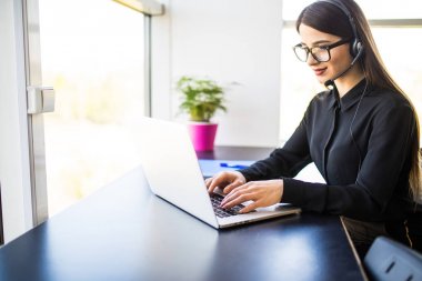 Ofiste konuşmak kulaklık genç iş kadını. Çağrı Merkezi, online satış kavramı.