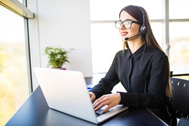 İşkadını Çağrı Merkezi, ofis içinde kulaklık ile