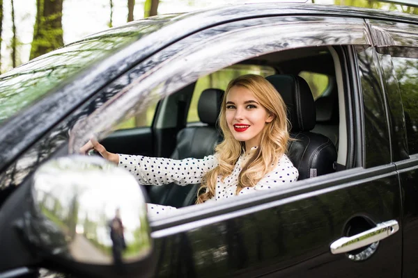 Mujer joven conduciendo su coche en viaje por carretera — Foto de Stock