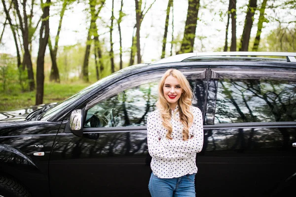 젊은 여 자가 거리에서 그녀의 새로운 차 옆에 서 있는 — 스톡 사진