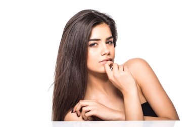 Stüdyo kahverengi saçlı güzel bir genç kadın portresi. Güzel model mükemmel taze temiz ten kızla. Güzellik ve cilt bakım kavramı