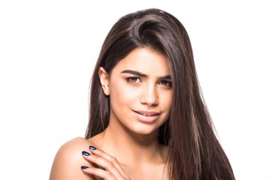 Stüdyo kahverengi saçlı güzel bir genç kadın portresi. Güzel model mükemmel taze temiz ten kızla. Güzellik ve cilt bakım kavramı