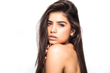 Güzel güzellik genç kadın modeli kız yüz cilt yanaklarını dokunmak parmak eller. Moda güzellik beyaz izole modeli