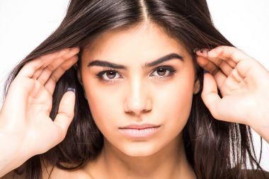 Güzellik Portresi. Onun yüzüne dokunmak güzel kadın. Mükemmel taze deri üzerinde beyaz arka plan izole. Saf güzellik modeli. Gençlik ve cilt bakım kavramı