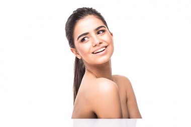 genç bir kadın yüzü beyaz zemin üzerine izole dokunmadan