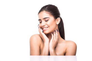 Doğal çıplak güzel zarif genç kadınla makyaj.