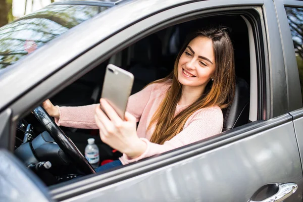 Motorista mulher usar seu telefone celular no carro na rua — Fotografia de Stock