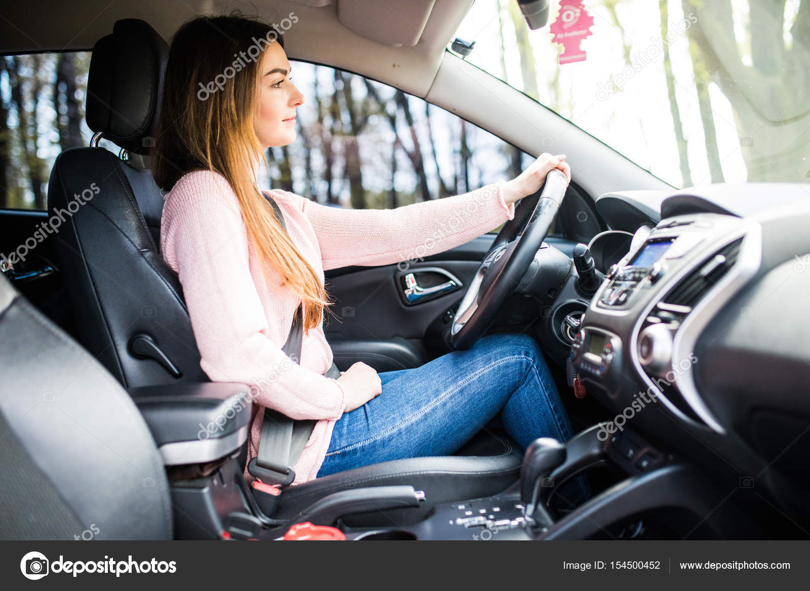 通りの道路で彼女の車を運転する女性の側面図 ストック写真 C Dan Grytsku Gmail Com 通りの道路で彼女の車を運転する女性の側面図 ストック写真 C Dan Grytsku Gmail Com