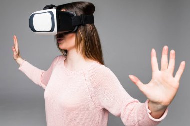 hayret ve oyun kavram yeni ileri teknoloji deneyim şok izlerken video mutlu genç çekici kadın giyen kulaklık Vr sanal gerçeklik görüş gözlüğü