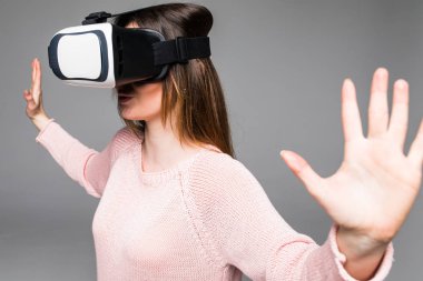 sanal gerçeklik kulaklık, kapalı beyaz arka plan üzerinde ateş üzerinden seyir çekici genç kadın. beyaz kadın modeli VR gözlük takıyor arıyorum.