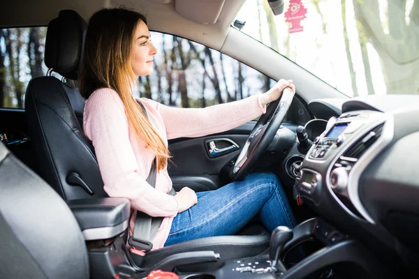 Vue latérale de la femme conduisant sa voiture sur la route de la rue — Photo