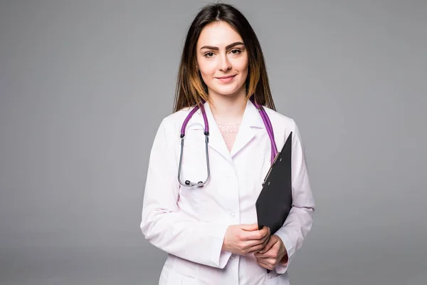 Doctora o enfermera con portapapeles con papel en blanco aislado sobre fondo gris — Foto de Stock