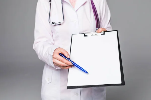 Leende läkare kvinna med dokument och penna för din signatur på grå — Stockfoto