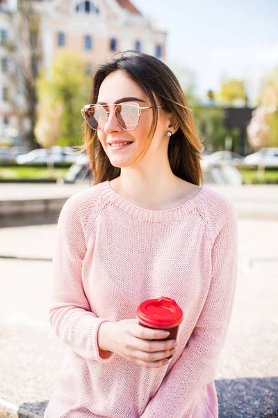 Hermosa chica de pie en la calle soleada con café y vasos . — Foto de Stock
