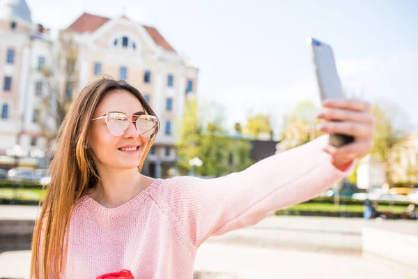 Fiatal nő vesz egy selfie, a város kávé — Stock Fotó