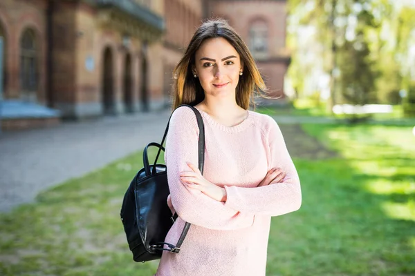 Νέοι φοιτήτριας με σακίδιο περίπατο στο πάρκο πανεπιστημιούπολη — Φωτογραφία Αρχείου