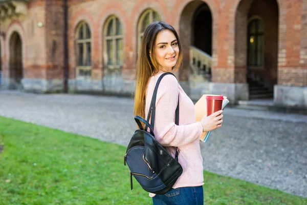 Inteligente inteligente graduado gafas confiado feliz en el jardín de la universidad con bolsa y libros beber café al aire libre — Foto de Stock