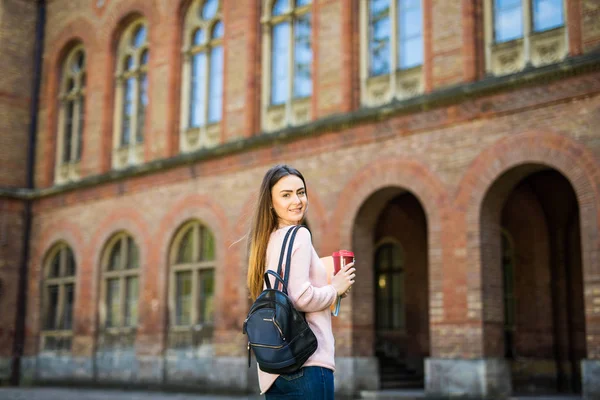 Smart inteligentna grad student okulary pewnie szczęśliwy Uniwersytet Garden z worka i książki wypić kawę na świeżym powietrzu — Zdjęcie stockowe