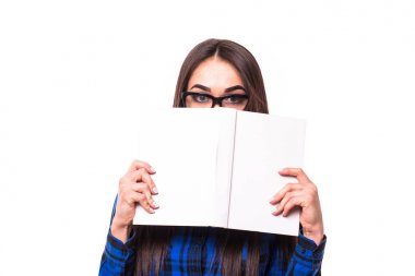 Portre portre çekici genç mutlu gülümseyen kadın, memnun ile gözlük kapak yüz kitap, izole beyaz arka plan ile öğrenci.