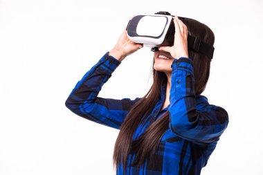 İş kadın iletişim ve sanal gerçeklik tarafından bak. VR kulaklık gözlük aygıt beyaz izole arka planda