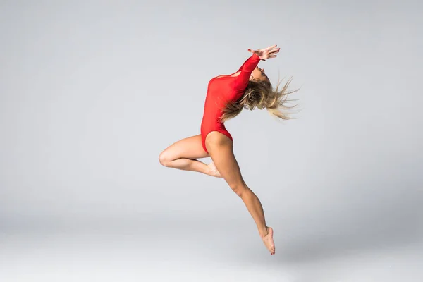 Jong meisje betrokken kunst gymnastische op witte achterzijde — Stockfoto