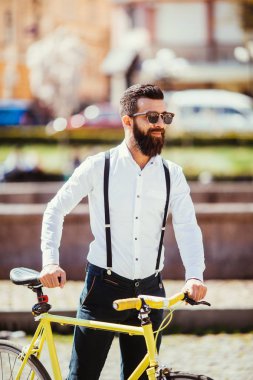 Bisikletle işe yarayacak şık delikanlı. sokakta bir düzenleme bisiklet ile hippi. sakallı adam açık havada Onun Bisiklet sürme sırasında uzak arıyorsunuz