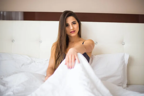 Femme couchée dans son lit après le réveil le matin à la maison — Photo