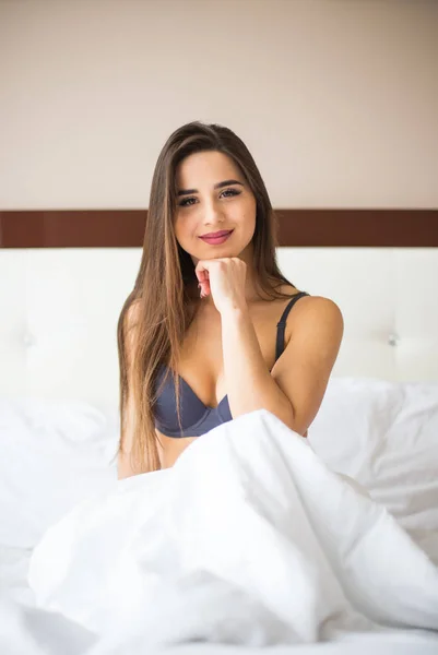 Femme brune béatifique au lit après le réveil le matin . — Photo