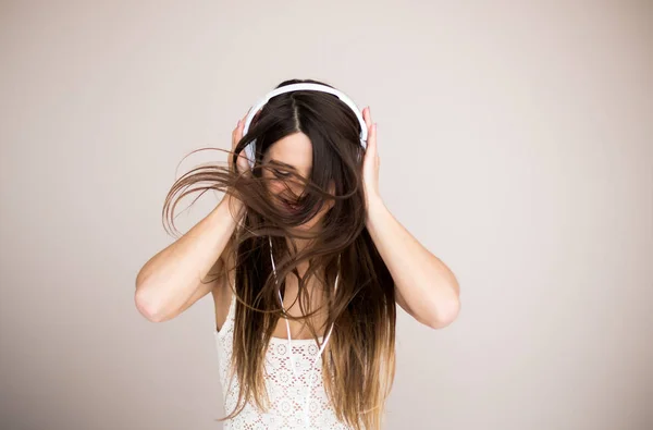 Fiatal nő a fejhallgató, zenét hallgat. Zene tinédzser lány ellen elszigetelt tánc — Stock Fotó