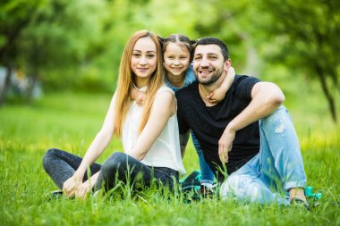 Yaz parkta genç mutlu aile. Annem ve babam yaz park kızları ile vakit geçirmek.