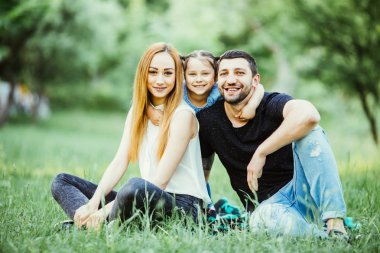 Üç birlikte eğleniyor genç mutlu aile açık. Mutluluk ve uyum içinde aile hayatı. Aile eğlencesi dışında.