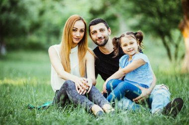 Aile yeşil doğa birlikte yaz Park