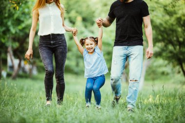 Elele yaz park ebeveynler ile yürürken heyecanlı genç kız