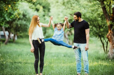 mutlu anne, baba ve küçük kız birlikte çalışan ve yaz park eğlenmek