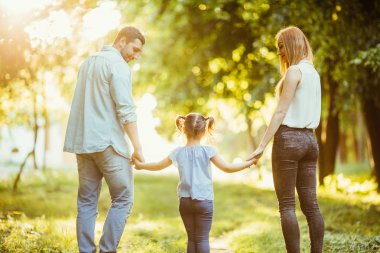 mutlu aile açık havada yaz park günbatımı içinde yürüyüş