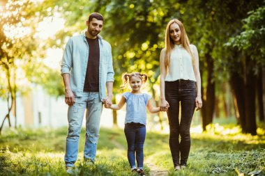 Yaz parkta bir yürüyüş üzerinde genç aile