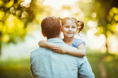 Onun kızı'nde yaz park günbatımı yürüyüş ellerinde babamla. Mutlu kızı gülümseme