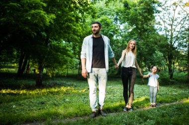 Genç aile yaz Park'ta yürüyordunuz dikiz