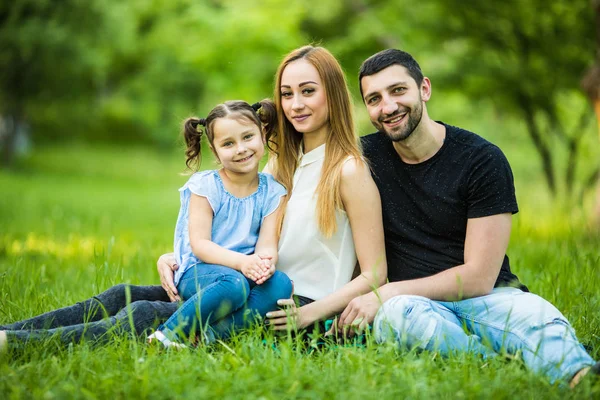 Famille dans la nature verte ensemble dans le parc d'été — Photo