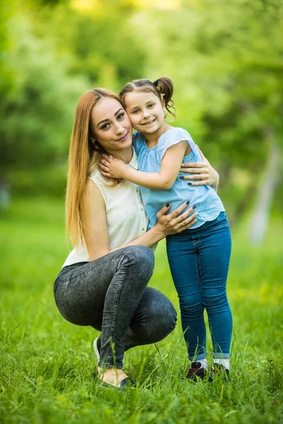 Madre e hija divirtiéndose en el parque. Concepto familiar feliz. Belleza escena de la naturaleza con estilo de vida familiar al aire libre. Familia feliz descansando juntos. Felicidad y armonía en la vida familiar. — Foto de Stock