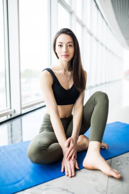 Genç kadın Hazırlık odası ve spor yoga yoga. relax Yoga