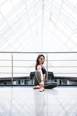 Güzel yoga kadın pratik bir eğitim salonu arka planda. Yoga kavramı.